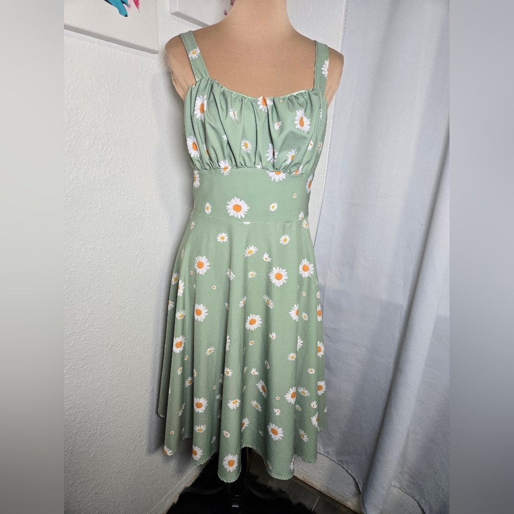 Daisy Print Sage Green Midi Dress with Sweetheart Neckline